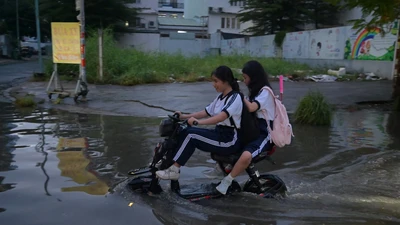 Triều cường dâng cao, nhiều hộ dân ở TP.HCM ngập nặng