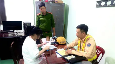 TP.HCM: Cô gái buông cả hai tay khi đi xe máy bị tước giấy phép lái xe 