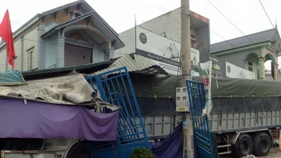 Xe tải mất lái tông sập năm ngôi nhà