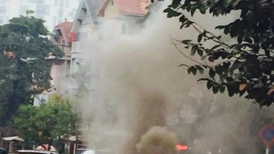 Hà Nội: Xế hộp đang chạy bất ngờ bốc cháy dữ dội