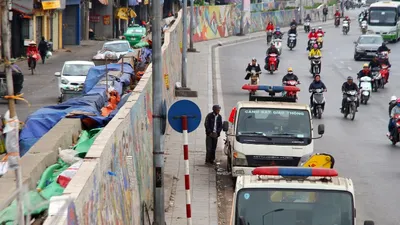 Chùm ảnh: Người dân vô tư tè bậy ngoài đường