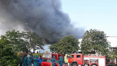 Cháy lớn tại Khu công nghiệp Ngọc Hồi