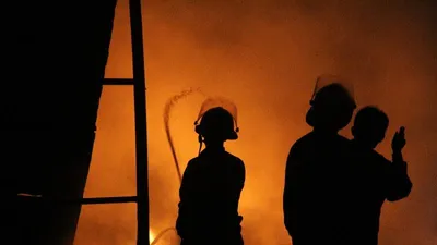 Một xưởng nhựa bị thiêu rụi hoàn toàn trong đêm