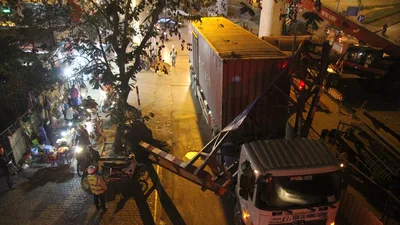 Xe container đâm gãy gập thanh giới hạn chiều cao 3,5m 