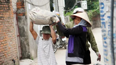 Theo chân người lao động nghèo ngày giáp tết
