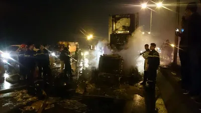 Xe container bốc cháy dữ dội trên cầu Thanh Trì