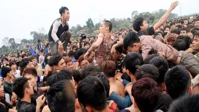 'Biển người' dẫm đạp lên nhau để cướp phết Hiền Quan