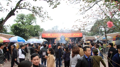 Rừng người tại đền Trần trước giờ khai ấn