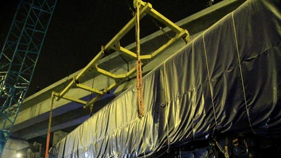 Trong đêm cẩu 3 toa tàu Cát Linh lên ray