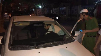 Thấy xe vắng chủ đậu ven đường, tự ý leo lên... lái thử