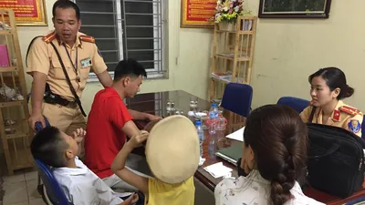 CSGT giúp 2 cháu bé đi lạc tìm lại người thân