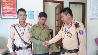 Anh xe ôm tốt bụng đưa người định tự tử đến công an