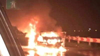 Xế hộp bốc cháy dữ dội trong đêm