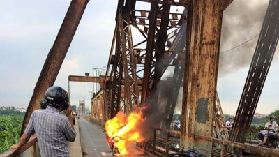 Xe máy bốc cháy dữ dội trên cầu Long Biên