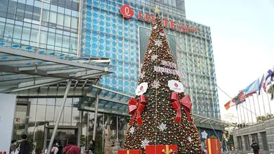 Ngắm những cây thông khủng nhất Hà Nội trước Giáng sinh 