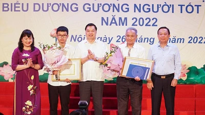 Cụ ông 82 tuổi đỗ tốt nghiệp THPT nhận giải thưởng ‘Gương lao động và học tập’