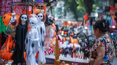 Màu sắc ma mị Halloween trên phố đồ chơi Hà Nội
