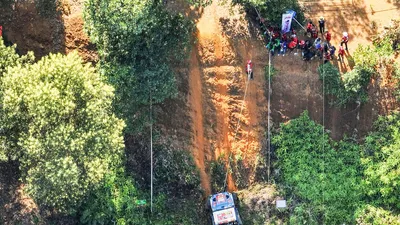 Mãn nhãn với những màn vượt dốc cheo leo của ô tô địa hình