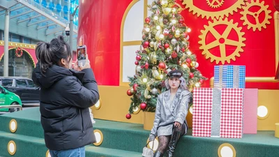 Ảnh: Nhiều cây thông noel lớn tại Hà Nội rực rỡ mùa Giáng sinh 2022