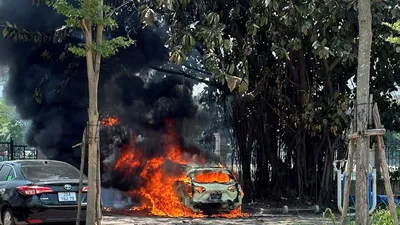 Xe ô tô bất ngờ bốc cháy dữ dội giữa trưa nắng