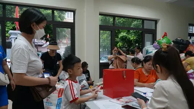 Người dân ủng hộ tiền, thực phẩm cho nạn nhân trong vụ cháy chung cư mini ở Hà Nội