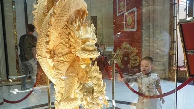 Chiêm ngưỡng tượng rồng khủng dát vàng 9999 chào đón ngày 'Vía thần tài'