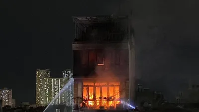 Hà Nội: Nhà 6 tầng cháy dữ dội trong mưa lớn