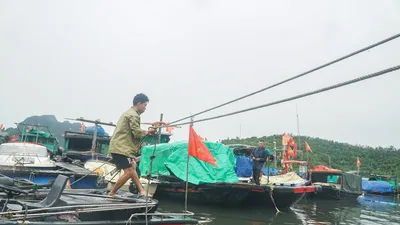 Bão số 9 chưa đến, người dân lại lo bão số 10