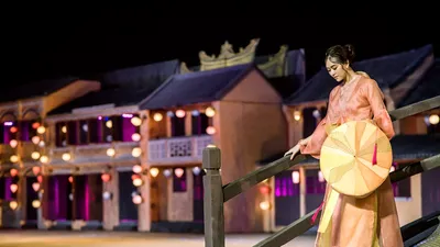 Á hậu Tường San trình diễn áo dài do mẹ thiết kế