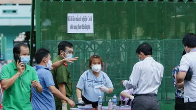 Người lao động Gò Vấp khẩn trương đi lấy mẫu xét nghiệm SARS-CoV-2
