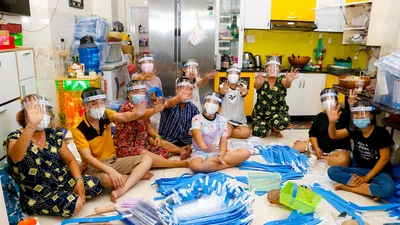 Gia đình 3 thế hệ làm hàng ngàn tấm chắn giọt bắn gửi tuyến đầu chống dịch