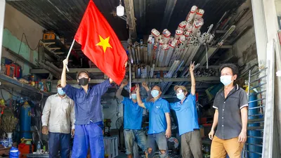 Người lao động hẻm Nguyễn Văn Công phất cờ mừng gỡ phong tỏa