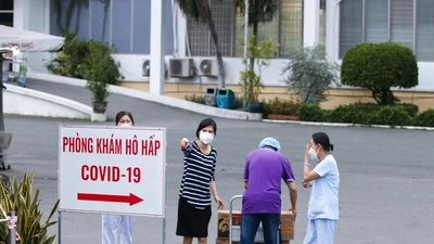 Y bác sĩ, bệnh nhân Bệnh viện Bệnh nhiệt Đới TP.HCM khẩn trương nhận tiếp tế