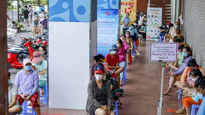 Người dân sắp hàng trật tự đi siêu thị theo phiếu ngày chẵn lẻ