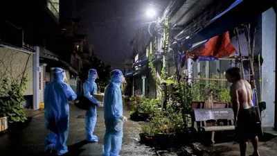 Chùm ảnh: Bác sĩ quân y 'băng chốt' tiếp cận, chăm sóc F0 