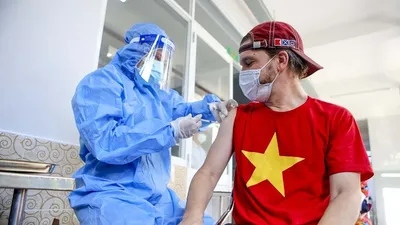 Tiêm vaccine, hỗ trợ thực phẩm cho người nước ngoài ở TP.HCM