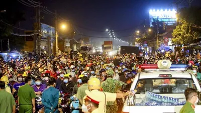 Người dân miền Tây tự phát về quê gây ùn tắc cửa ngõ phía tây TP