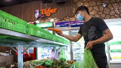 Phố Tây Bùi Viện: Nhân viên quán bar, vũ trường chuyển sang bán rau củ