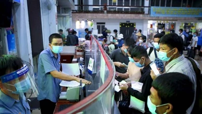 Không đủ điều kiện phòng dịch, nhiều hành khách lỡ hẹn chuyến tàu hồi hương