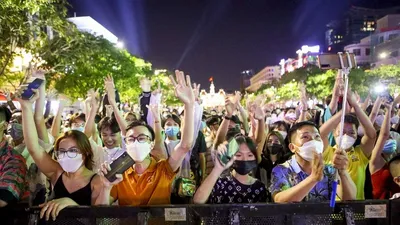 Nhộn nhịp đêm Countdown 2022 tại phố đi bộ Nguyễn Huệ