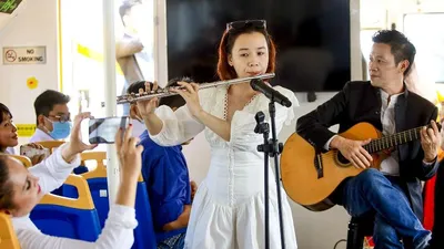 Chùm ảnh: Vừa nghe nhạc vừa ngắm cảnh trên buýt sông Sài Gòn