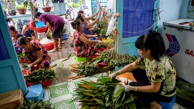 Cả xóm gói hàng trăm ngàn chiếc bánh ú tre Tết Đoan Ngọ 2022