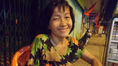 Những người đón tết ở lề đường, hè phố