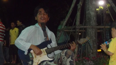 Đầu năm, thắt lòng nghe hát “Tình cha” ở đường hoa Nguyễn Huệ