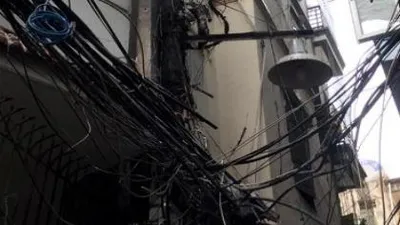 Cột điện cháy đen thui, cả khu phố náo loạn