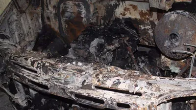 Hoảng vì ô tô đậu trong hầm chung cư bất ngờ bốc cháy