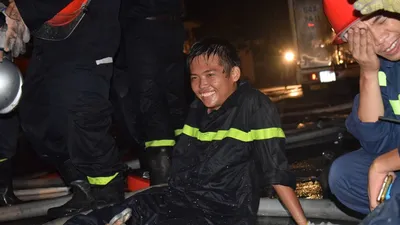 Xúc động lính cứu hỏa trong vụ cháy gần Cảng Sài Gòn