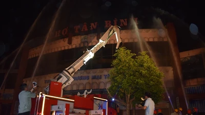 Hơn 200 tiểu thương chợ Tân Bình diễn tập chữa cháy 