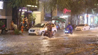 Chùm ảnh: Đường Sài Gòn ngập sau cơn mưa lớn