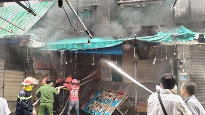 Dân cảm ơn cảnh sát PCCC dập vụ cháy sát chợ Hạnh Thông Tây